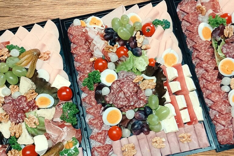 Diverse Fleisch- und Käseplatten